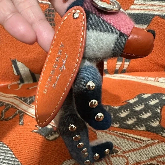 BURBERRY ❤️🌟 SANDRA THE BASSET HOUND BAG CHARM/KEYCHAIN⭐️ - Picture 2 of 8